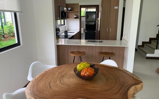 ¡Hermosas casas de 2 plantas en condominio con las mejores amenidades de la zona y donde lo principal es la naturaleza! Lotes desde 200 m2 y precios desde $209.500 Cod.3501