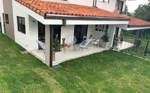 ¡Hermosas casas de 2 plantas en condominio con las mejores amenidades de la zona y donde lo principal es la naturaleza! Lotes desde 200 m2 y precios desde $209.500 Cod.3501