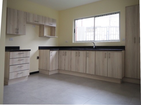 Amplia Casa de 2 niveles, ubicación estrategica, Cartago centro. Cod