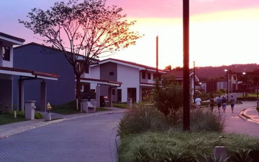 ¡Hermosas casas de 2 plantas en condominio con las mejores amenidades de la zona y donde lo principal es la naturaleza! Lotes desde 200 m2 y precios desde $209.500 Cod.3501