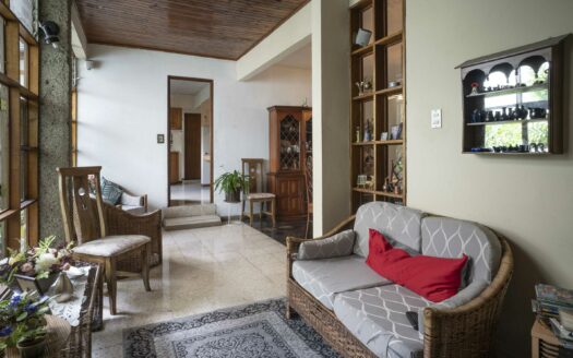 Casa en Zapote USO DE SUELO MIXTO: Amplia, cómoda y bien ubicada, ¡ideal para tu familia o Negocio!  cod.5864