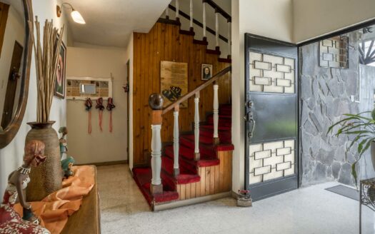 Casa en Zapote USO DE SUELO MIXTO: Amplia, cómoda y bien ubicada, ¡ideal para tu familia o Negocio!  cod.5864