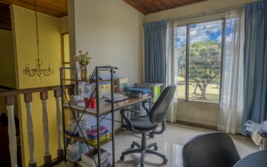 Casa en Zapote USO DE SUELO MIXTO: Amplia, cómoda y bien ubicada, ¡ideal para tu familia o Negocio!  cod.5864