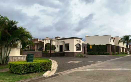 Escazu. Bello Horizonte: Disfrute DE SU NUEVO HOGAR!, Hermosa Casa en Condominio Alto Prado, excelentes acabados,4 hab-Oportunidad $242.000 Precio Negociable Cod.6421