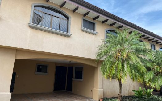 Venta de Casa en Escazú, Jaboncillos, en condominio con 3 Habitaciones. COD. 28164