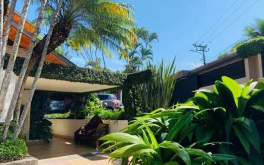 28886.Se vende Espaciosa casa independiente, en Jaboncillos, Escazú. 1620 m2 de Terreno!