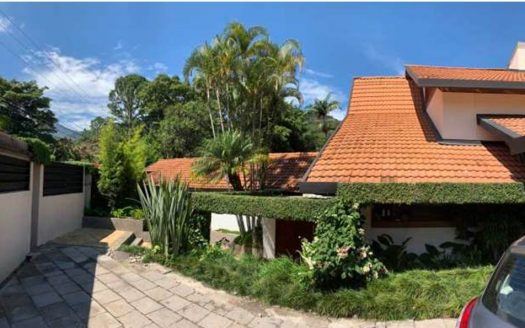 28886.Se vende Espaciosa casa independiente, en Jaboncillos, Escazú. 1620 m2 de Terreno!