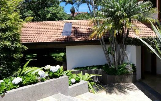 28886.Se vende Espaciosa casa independiente, en Jaboncillos, Escazú. 1620 m2 de Terreno!