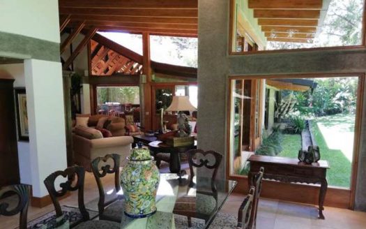 28886.Se vende Espaciosa casa independiente, en Jaboncillos, Escazú. 1620 m2 de Terreno!