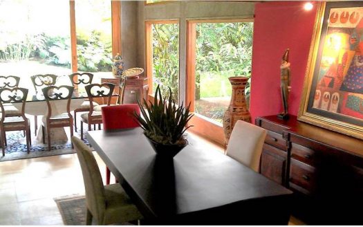 28886.Se vende Espaciosa casa independiente, en Jaboncillos, Escazú. 1620 m2 de Terreno!