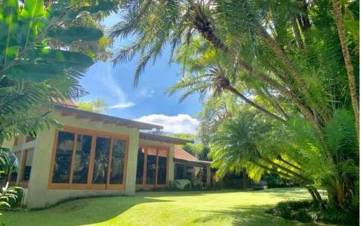 28886.Se vende Espaciosa casa independiente, en Jaboncillos, Escazú. 1620 m2 de Terreno!