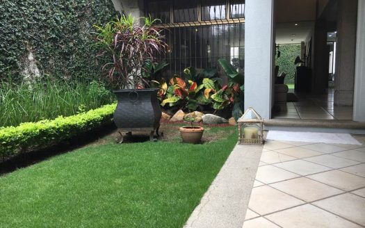 28866.Se vende Hermosa casa independiente, de 2 plantas, en Los Laureles, Escazú!