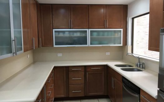 28866.Se vende Hermosa casa independiente, de 2 plantas, en Los Laureles, Escazú!