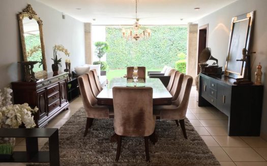 28866.Se vende Hermosa casa independiente, de 2 plantas, en Los Laureles, Escazú!