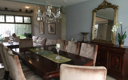 28866.Se vende Hermosa casa independiente, de 2 plantas, en Los Laureles, Escazú!