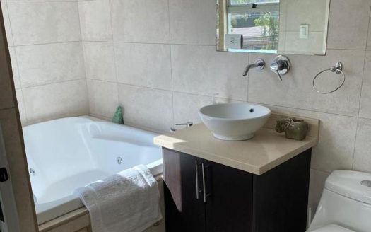 Alquiler de apartamento en Escazú, 2 dormitorios. $1.550 Amoblado!! COD 33730