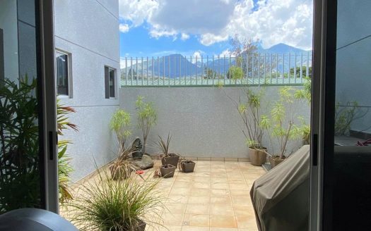 Alquiler de casa en Escazú en condominio Tirreno, 2 plantas, con 281 m2 de construcción en $2,900.00 COD 35951