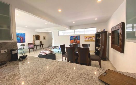 Alquiler de casa en Escazú en condominio Tirreno, 2 plantas, con 281 m2 de construcción en $2,900.00 COD 35951