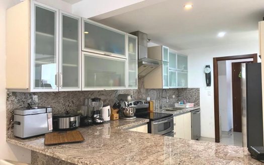 Alquiler de casa en Escazú en condominio Tirreno, 2 plantas, con 281 m2 de construcción en $2,900.00 COD 35951