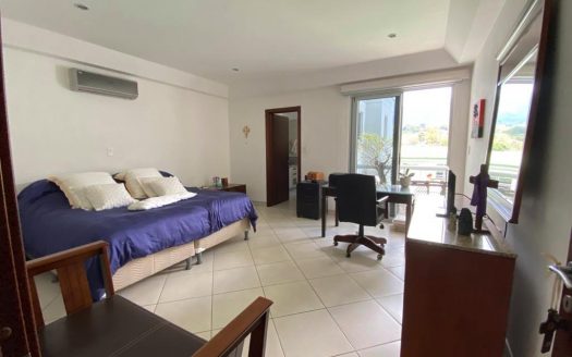 Alquiler de casa en Escazú en condominio Tirreno, 2 plantas, con 281 m2 de construcción en $2,900.00 COD 35951