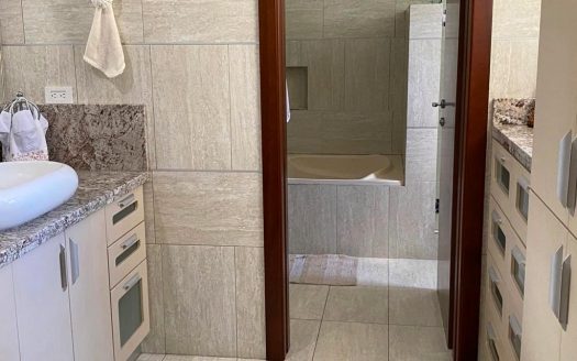 Alquiler de casa en Escazú en condominio Tirreno, 2 plantas, con 281 m2 de construcción en $2,900.00 COD 35951