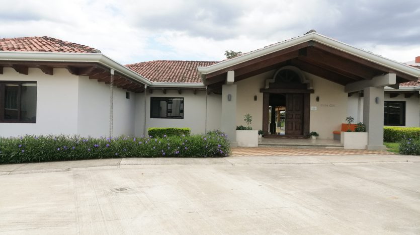 Apartamento dentro de condominio en Belen- Casa club