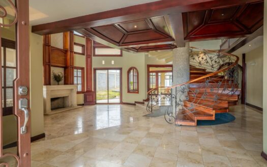 Rebajada!!! Venta de Casa de ensueño en San Isidro de Heredia, construida en Lote de 2600 M2. Cód 45566