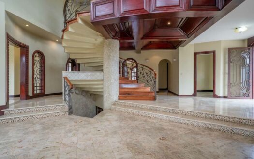 Rebajada!!! Venta de Casa de ensueño en San Isidro de Heredia, construida en Lote de 2600 M2. Cód 45566