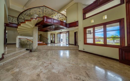 Rebajada!!! Venta de Casa de ensueño en San Isidro de Heredia, construida en Lote de 2600 M2. Cód 45566