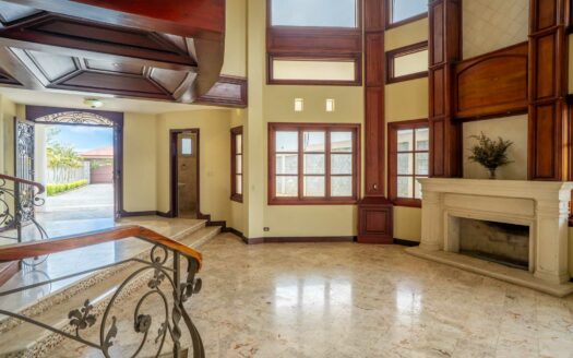 Rebajada!!! Venta de Casa de ensueño en San Isidro de Heredia, construida en Lote de 2600 M2. Cód 45566