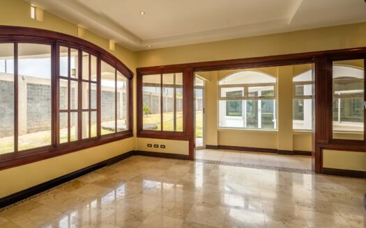 Rebajada!!! Venta de Casa de ensueño en San Isidro de Heredia, construida en Lote de 2600 M2. Cód 45566