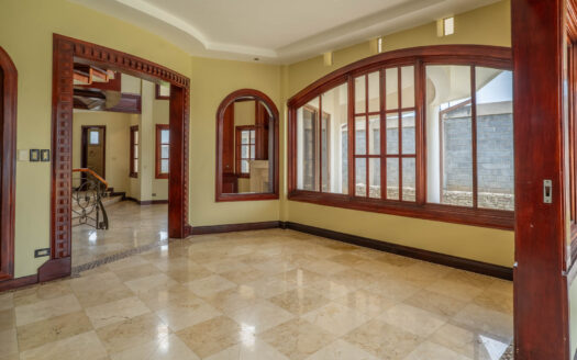 Rebajada!!! Venta de Casa de ensueño en San Isidro de Heredia, construida en Lote de 2600 M2. Cód 45566