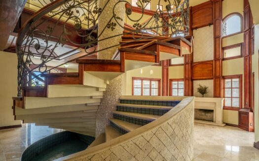 Rebajada!!! Venta de Casa de ensueño en San Isidro de Heredia, construida en Lote de 2600 M2. Cód 45566