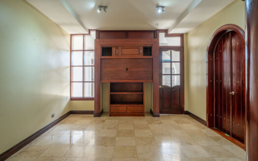 Rebajada!!! Venta de Casa de ensueño en San Isidro de Heredia, construida en Lote de 2600 M2. Cód 45566