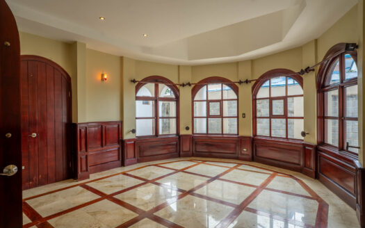 Rebajada!!! Venta de Casa de ensueño en San Isidro de Heredia, construida en Lote de 2600 M2. Cód 45566