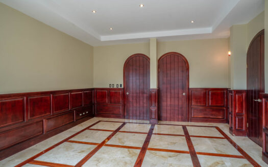 Rebajada!!! Venta de Casa de ensueño en San Isidro de Heredia, construida en Lote de 2600 M2. Cód 45566