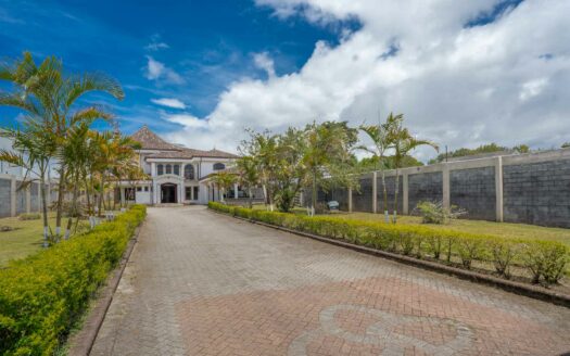 Rebajada!!! Venta de Casa de ensueño en San Isidro de Heredia, construida en Lote de 2600 M2. Cód 45566