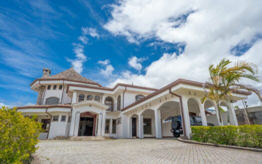 Rebajada!!! Venta de Casa de ensueño en San Isidro de Heredia, construida en Lote de 2600 M2. Cód 45566