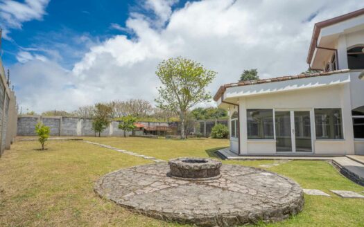 Rebajada!!! Venta de Casa de ensueño en San Isidro de Heredia, construida en Lote de 2600 M2. Cód 45566