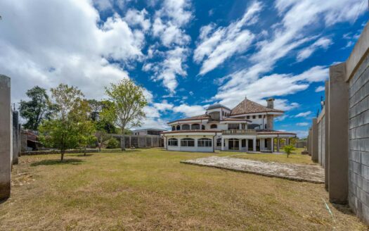 Rebajada!!! Venta de Casa de ensueño en San Isidro de Heredia, construida en Lote de 2600 M2. Cód 45566