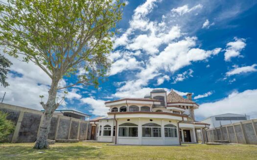 Rebajada!!! Venta de Casa de ensueño en San Isidro de Heredia, construida en Lote de 2600 M2. Cód 45566