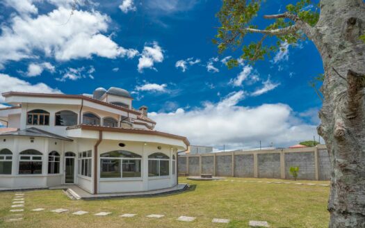 Rebajada!!! Venta de Casa de ensueño en San Isidro de Heredia, construida en Lote de 2600 M2. Cód 45566
