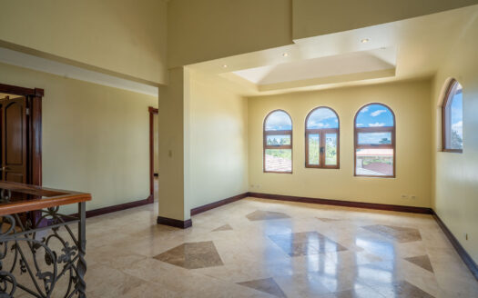 Rebajada!!! Venta de Casa de ensueño en San Isidro de Heredia, construida en Lote de 2600 M2. Cód 45566