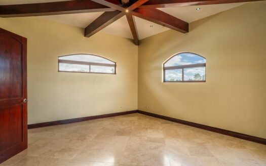 Rebajada!!! Venta de Casa de ensueño en San Isidro de Heredia, construida en Lote de 2600 M2. Cód 45566