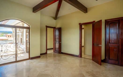 Rebajada!!! Venta de Casa de ensueño en San Isidro de Heredia, construida en Lote de 2600 M2. Cód 45566