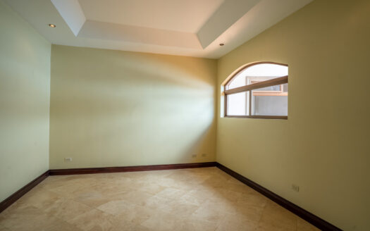 Rebajada!!! Venta de Casa de ensueño en San Isidro de Heredia, construida en Lote de 2600 M2. Cód 45566