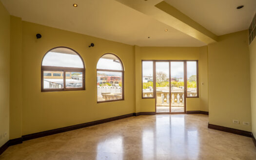 Rebajada!!! Venta de Casa de ensueño en San Isidro de Heredia, construida en Lote de 2600 M2. Cód 45566