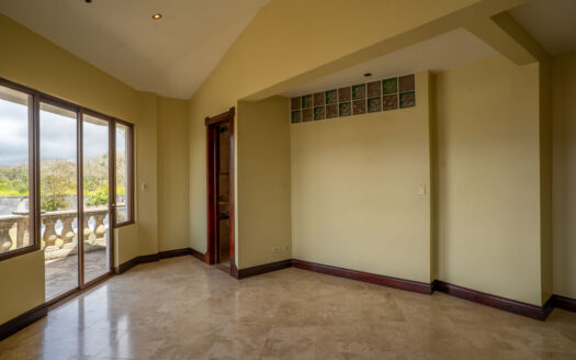 Rebajada!!! Venta de Casa de ensueño en San Isidro de Heredia, construida en Lote de 2600 M2. Cód 45566