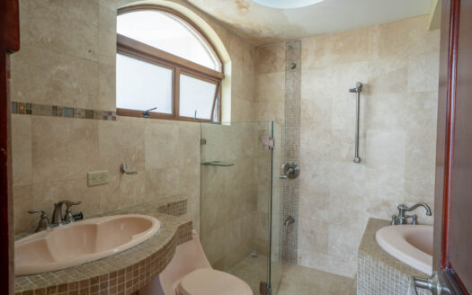 Rebajada!!! Venta de Casa de ensueño en San Isidro de Heredia, construida en Lote de 2600 M2. Cód 45566