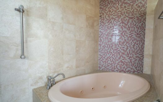 Rebajada!!! Venta de Casa de ensueño en San Isidro de Heredia, construida en Lote de 2600 M2. Cód 45566